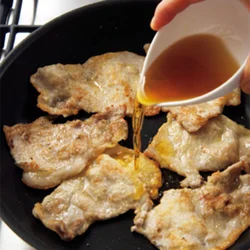 肉が焼け過ぎないうちに、合わせ調味料を