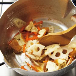 野菜を炒めてから水分を加える