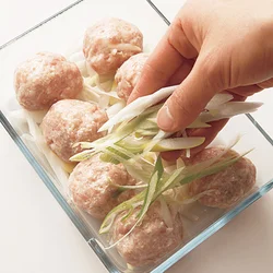 耐熱の保存容器を使えば、調理も保存もこれ1つでOK！豆腐入りのやわらかな肉だねはレンジ加熱だから煮くずれる心配もなし。