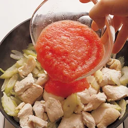 セロリととり肉に火が通ったら、火を止めてトマトを加えて混ぜるだけ。余熱で味がなじみ、トマトの爽やかさも美味。たっぷりの汁ごと食べて。