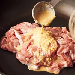 マヨしょうがだれは2回に分けて加えると、味がよくなじむ！