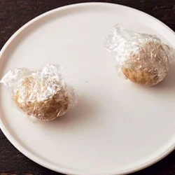 火が通りやすい小さめのじゃがいもを、チンしてつけ合わせに！