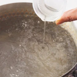 ポイントは、ゆでるお湯にサラダ油を加えること。レタスの表面がつやつやと輝き、お店のような仕上がりに