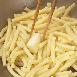 マカロニにバターを加えてくっつき防止と、風味をプラス