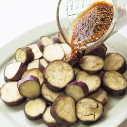 なすを蒸すことで味が入りやすくなるので、少量の油でも全体にコクが出る