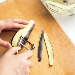 皮をむいたなすを高温で短時間揚げると油ぎれもよく、ふんわりと仕上がる