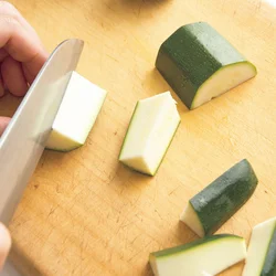 この切り方だと皮の部分の歯ごたえと中のみずみずしい食感が同時に楽しめる
