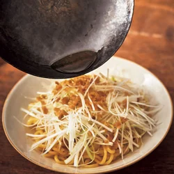 たっぷりのねぎとザーサイが麺にからんで風味満点！