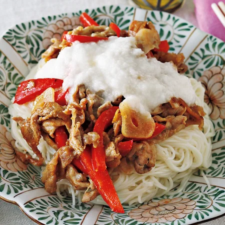 豚肉とパプリカのにんにくみそそうめん