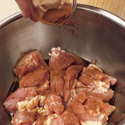 下味はしょうゆ、みりんの定番に加え、シナモンで香りづけし、やみつきの味わいに仕上げる。