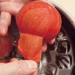 トマトは湯むきして舌ざわりをなめらかにする