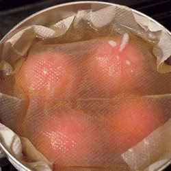だしにトマトをひたし、味を含ませる