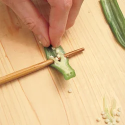 オクラの種は身との間に菜箸を入れると、きれいに取れる