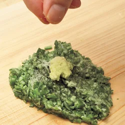 オクラの身をとろろ状にしてからわさびと塩で調味