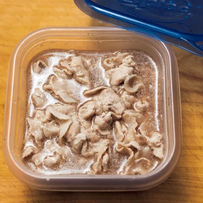 【ゆで豚は保存もできます】豚肉は低温でゆでると、しっとりやわらかい。ゆで汁ごと保存容器に移し、冷蔵室で約1週間もつ。