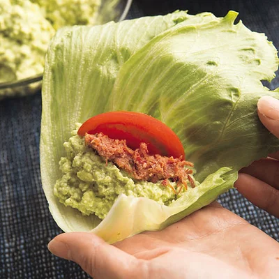 【レタスにくるんでパクッ】好みの具とともにレタスに包むと、食感に変化がついて、豆腐のおいしさがさらに引き立つ。
