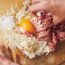 ひき肉と食感の似たえのきを同量プラス。個数が増えて、おなかも大満足！