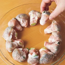 加熱すると出てくる水分を肉だねやあえごろもに生かし、うまみたっぷりに