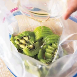 保存袋で材料を凍らせ