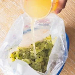 砕いて液体を注ぎ
