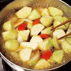 酢で野菜をゆでながら味を含ませる