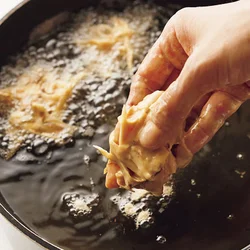ささがきごぼう＆溶き卵と小麦粉のころもをダブルでからめて大きさ倍増！
