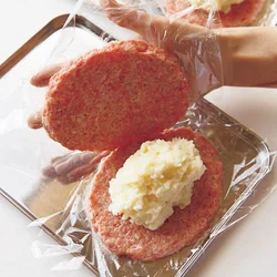 山盛りポテトを肉だねで包んで驚きのビッグサイズに！ポテトは牛乳とチーズでふわとろに