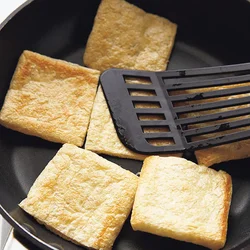 油揚げをギュッと押しつけて焼き、肉っぽい食感に！