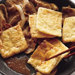太めの玉ねぎ＆油揚げにたれをからめて一体感を！