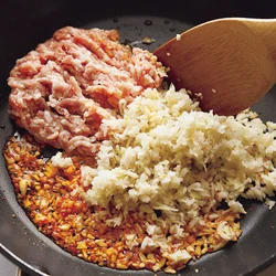 刻んだ切り干し大根がひき肉になじむ！