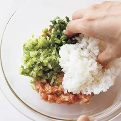 ご飯粒がひき肉風の食感。腹もちもいい！