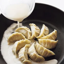 粉チーズ入りのパリパリ羽根でおいしくサイズＵＰ