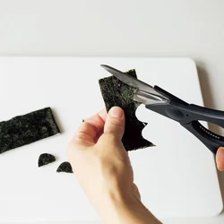 のりは、お弁当用の小さなはさみで切るときれいに仕上がる。