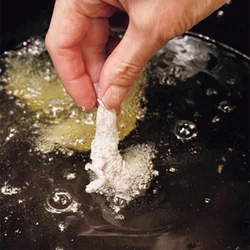 えびに片栗粉をまぶし、水分を逃さずプリッとした食感に