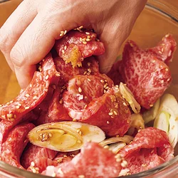 しっかり味のたれだから、肉にもみ込んだらすぐに焼いてOK