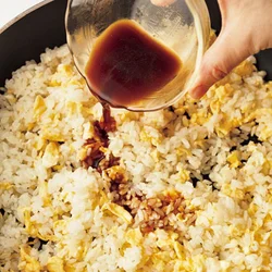 ご飯がほぐれて卵が、パラパラになったら、たれを加えて
