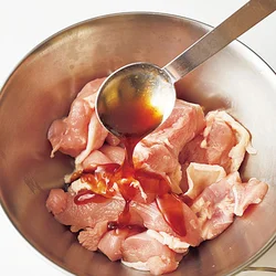 酢どりのたれたれから小さじ1をとり肉の下味に利用