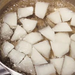 大根は乱切りにして下ゆですることで、味が入りやすくなる