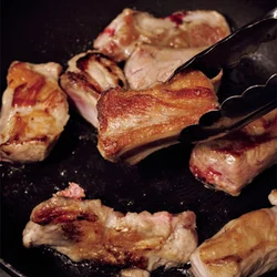 スペアリブは表面を焼いて、うまみを閉じ込める