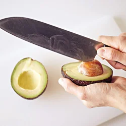 種に包丁の根元を刺し、はずす。料理に応じて果肉をくりぬき、皮はとりおく。