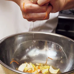 甘酢漬けは水けをしっかり絞ることで、味がすっと入りやすくなる