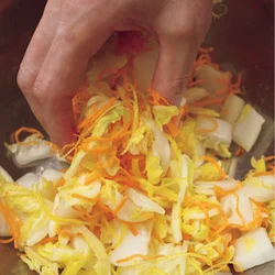 甘酢漬けの漬け汁は、白菜などを塩もみしてからもみ込む。