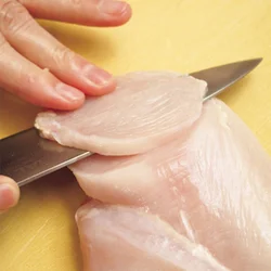 むね肉は薄くそぐように切れば、さっと焼いても火が入る。
