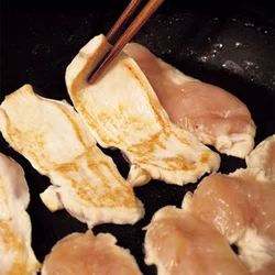 むね肉は薄く切り、さっと焼いて火を通せばふっくらやわらかに