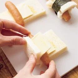 パンの巻き終わりにチーズがのらないように、チーズを少し手前にずらしてのせると、チーズがはみ出さずにきれいに巻ける。