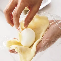 潰して粉を混ぜたじゃがいもで卵を包んで