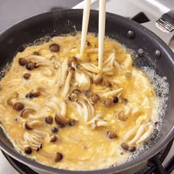菜箸で細かくくるくる混ぜながら半熟に