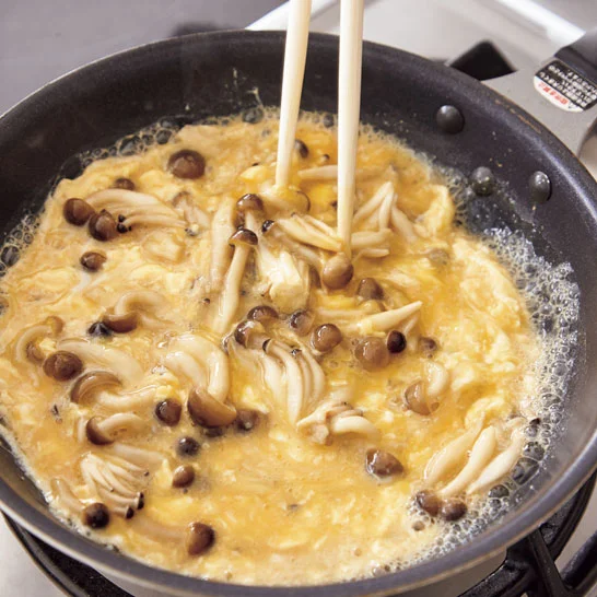 菜箸で細かくくるくる混ぜながら半熟に