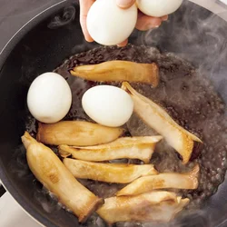 たれが煮立ったところにゆで卵を投入！