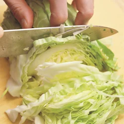 葉は細切り、軸は薄切りにして余すことなく味わう